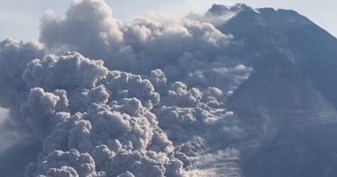 لحظة اندلاع بركان ميرابى فى إندونيسيا.. فيديو