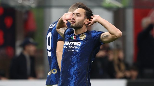 إصابة تشالهان أوغلو تغيب إنتر ميلان عن المنافسات