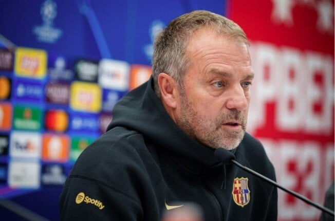 فليك يكشف تفاصيل إقالة تشابي ألونسو وخطط برشلونة لصفقات يناير