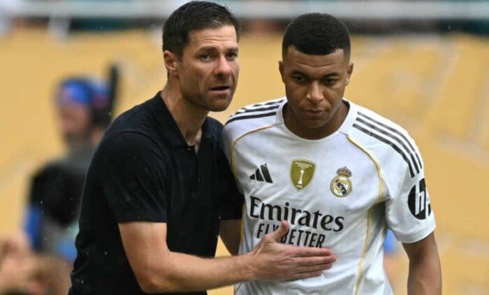 مبابي يوجه رسالة وداع مؤثرة لتشابي ألونسو بعد مغادرته ريال مدريد